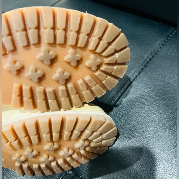 Timberland faux fur boots size 6 very soft in the inside cozy for cold weather - Picture 9 of 13